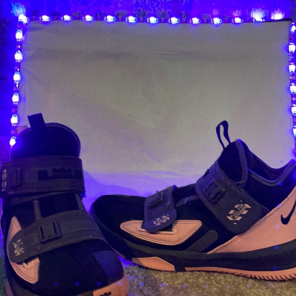 Barely used LeBron soldier 13. Will be cleaned!